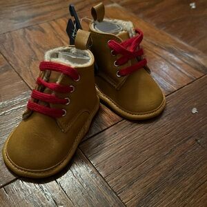 Fila-Tan w/Sherpa infant boots w/red laces 6-9M(NWT)
